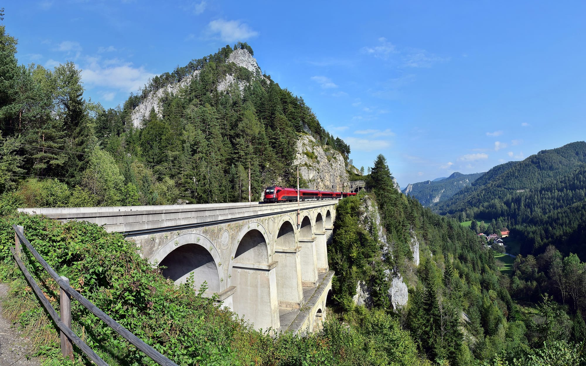 Railjet bei Breitenstein der die Semmeringbahn hinauf fährt