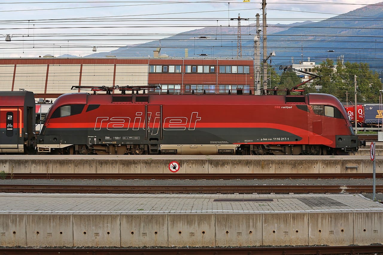 Die ÖBB und Austrian Airlines  erweitern ihre Zug-Flug-Kooperation nun auch auf Innsbruck