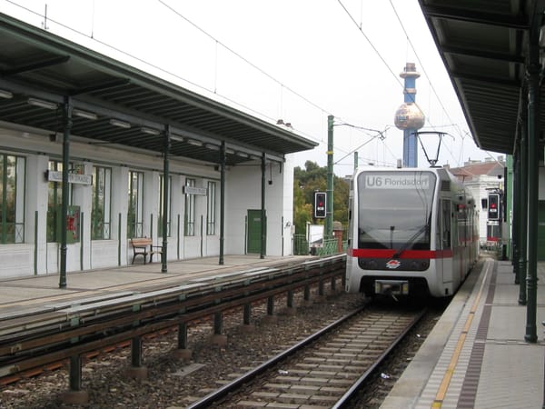 Gleisbettsauger entgleist: Wiener U-Bahnlinie U6 blockiert